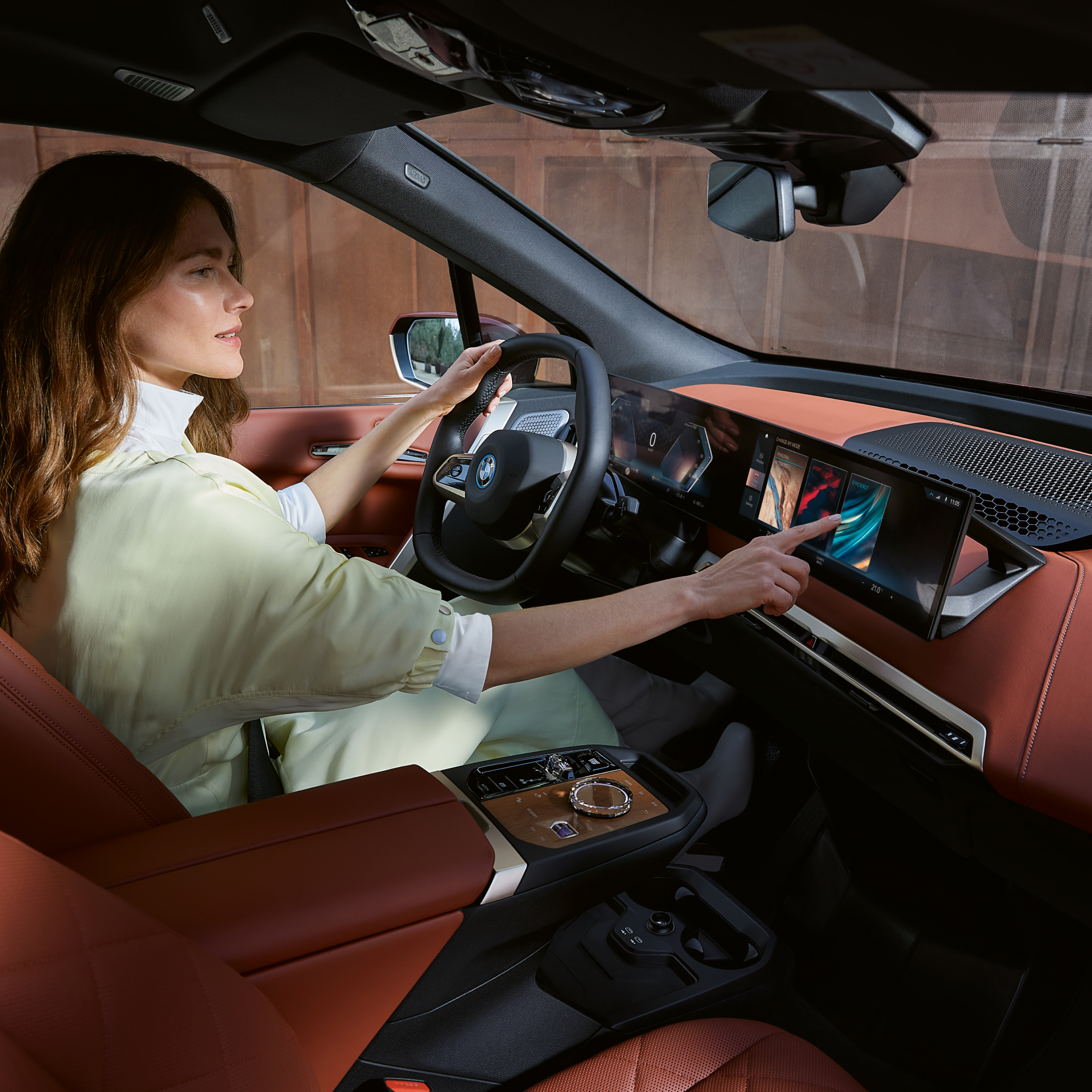 عناصر التحكم سهلة الاستخدام في نظام القيادة المتصلة ConnectedDrive من BMW