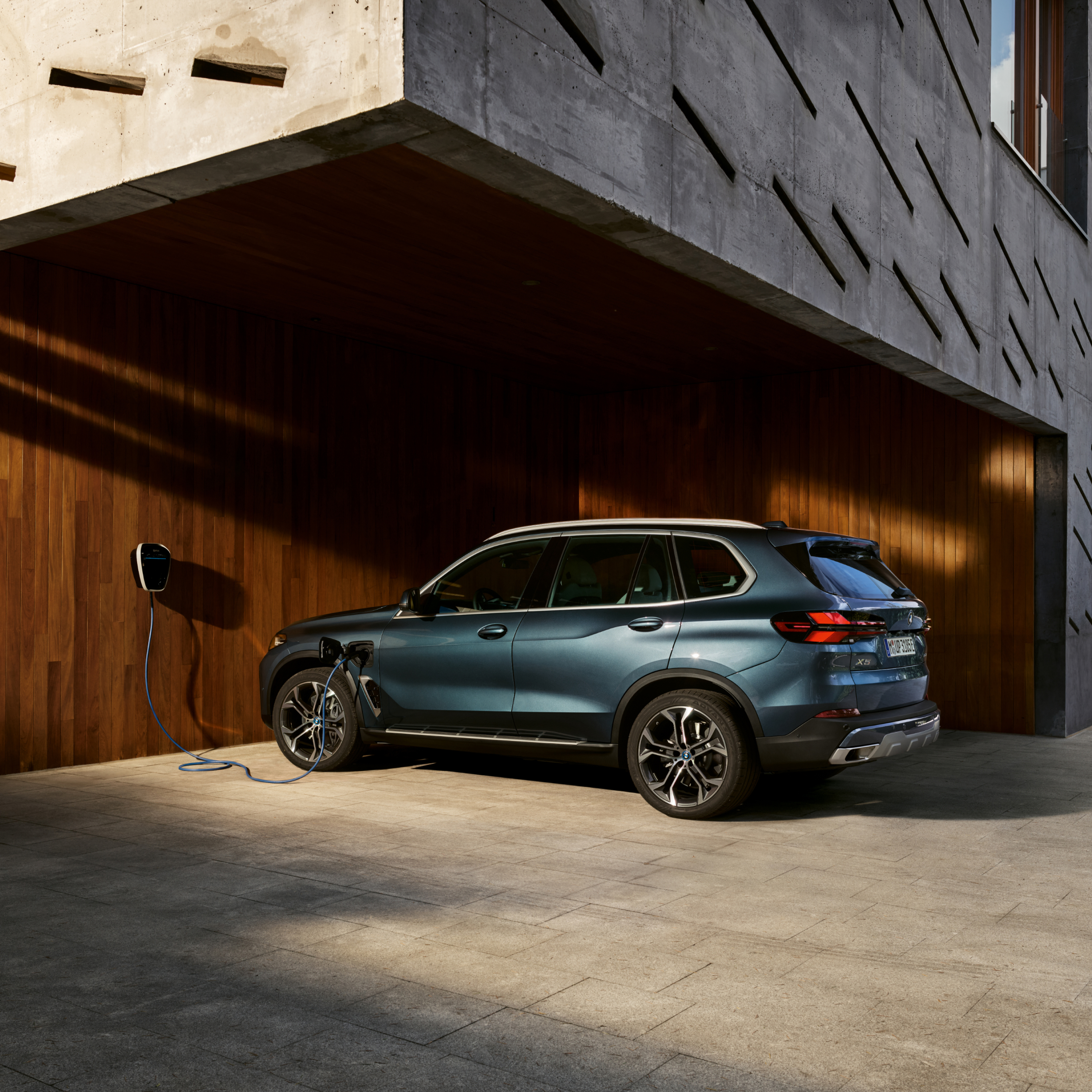 نظام الشحن BMW Charging مع صندوق الشحن الجداري