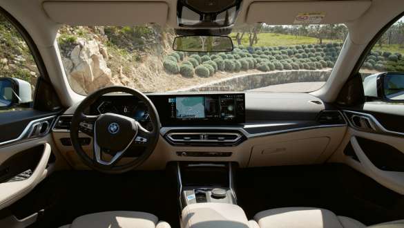 Cockpit BMW i4 G26 2021 interior view