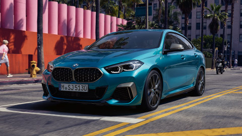 منظر أمامي ثلاثي الزوايا للسيارة BMW 2 Series Gran Coupé F44 وهي واقفة في الشارع