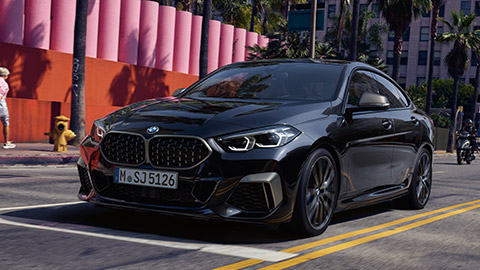 منظر أمامي ثلاثي الزوايا للسيارة BMW 2 Series Gran Coupé M F44 MP وهي واقفة في الشارع