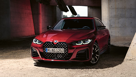 منظر أمامي ثلاثي الزوايا للسيارة غران كوبيه BMW 4 Series Gran Coupé F36 على الطريق