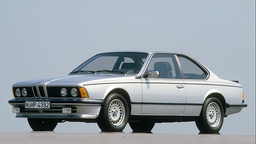 منظر جانبي ثلاثي الزوايا للسيارة BMW 635CSi (E24) وهي واقفة منظر جانبي ثلاثي الزوايا للسيارة BMW 635CSi (E24) وهي واقفة