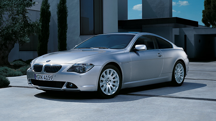منظر جانبي ثلاثي الزوايا للسيارة BMW 6 Series Coupé (E63)، أثناء توقفها منظر جانبي ثلاثي الزوايا للسيارة BMW 6 Series Coupé (E63)، أثناء توقفها