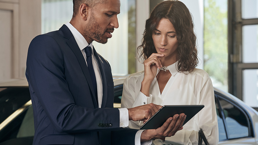 الموظفُ المسؤول في خدمة BMW Service مهمته خدمة العملاء