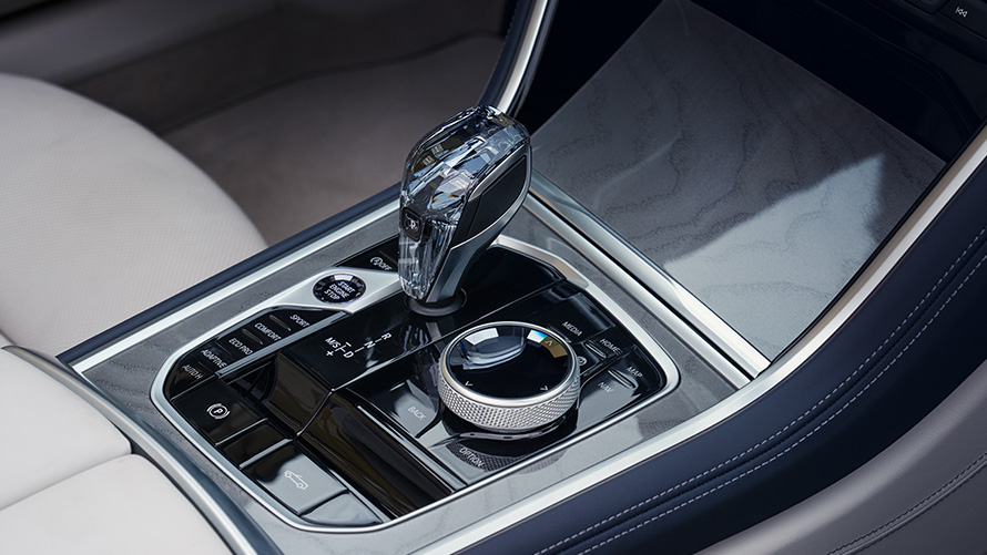 BMW M850i xDrive Convertible G14 LCI Facelift 2022 gear selector with glass application 'CraftedClarity' close-up