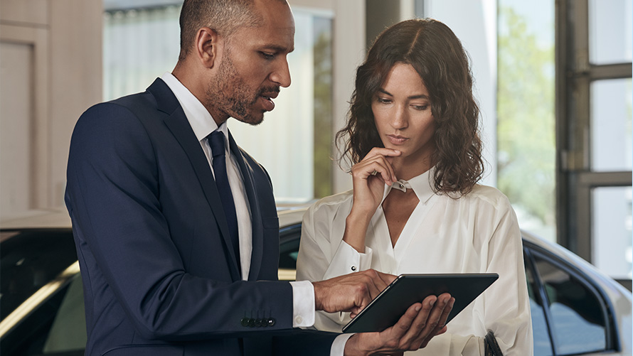 الموظف المسؤول عن خدمات BMW يحييّ أحد العملاء