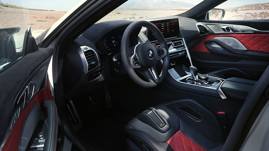منظر داخلي للسيارة BMW M8 Competition Gran Coupé F93 LCI Facelift 2022 مع باب مفتوح