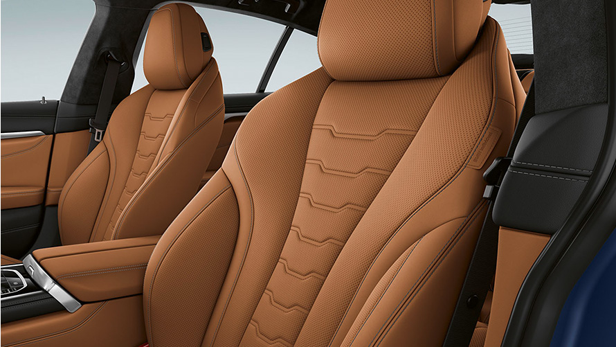 المقاعد متعددة الوظائف في السيارة BMW M850i xDrive Gran Coupé G16 LCI Facelift 2022 من الداخل