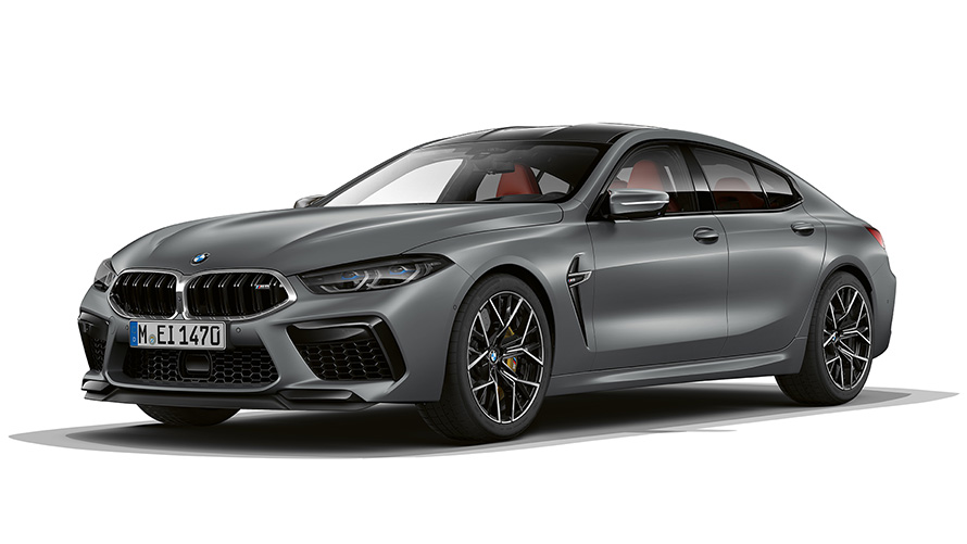 منظر أمامي ثلاثي الزوايا للسيارة BMW M8 Gran Coupé F93 LCI Facelift 2022 باللون الرمادي المعدني الخالص فروزين ضمن برنامج BMW Individual