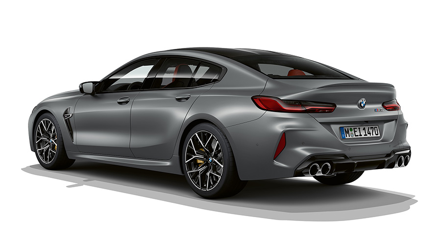 منظر خلفي ثلاثي الزوايا للسيارة BMW M8 Gran Coupé F93 LCI Facelift 2022 باللون الرمادي المعدني الخالص فروزين ضمن برنامج BMW Individual