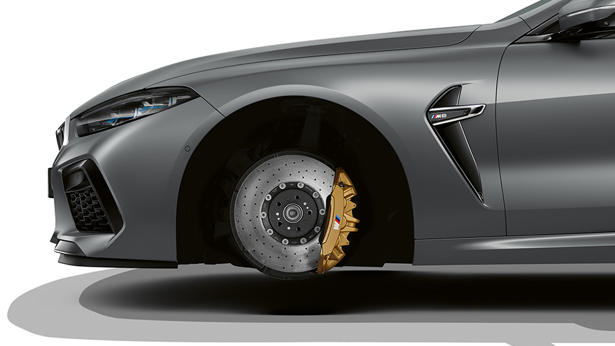 المكابح المصنوعة من السيراميك M Carbon للسيارة BMW M8 Gran Coupé F93 LCI Facelift 2022 باللون الرمادي المعدني الخالص فروزين ضمن برنامج BMW Individual بدون إطارات