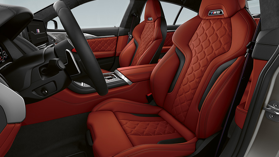 المقاعد الرياضية M في السيارة BMW M8 Gran Coupé F93 LCI Facelift 2022 من الداخل