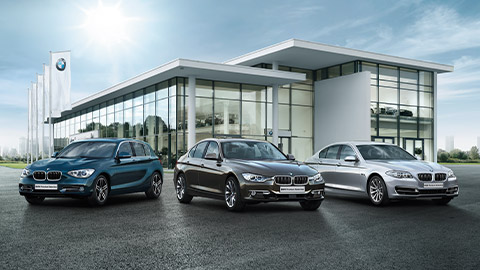 سيارات M Series BMW من BMW في لقطة تصويرية أمام معرض موزع سيارات BMW