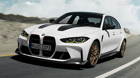 منظر أمامي للسيارة BMW M Series BMW M3 G80 أثناء القيادة في الشارع