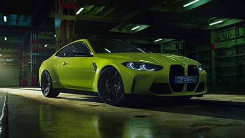 منظر جانبي ثلاثي الزوايا للسيارة BMW M Series BMW M4 G82 وهي واقفة