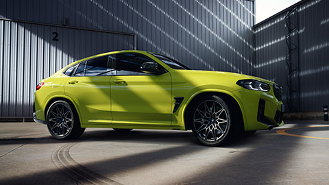 منظر جانبي للسيارة BMW M Series BMW X4 M F98 وهي واقفة