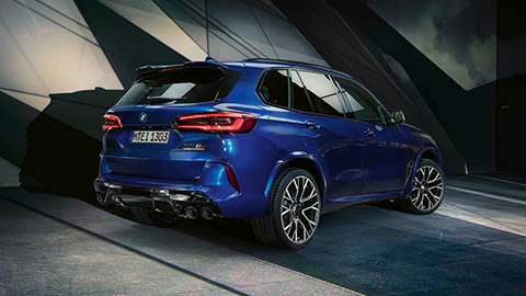 منظر خلفي ثلاثي الزوايا للسيارة BMW M Series BMW X5 M F95 وهي واقفة