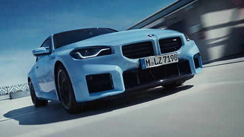 منظر أمامي للسيارة BMW M Series BMW M2 G87 أثناء القيادة في الشارع