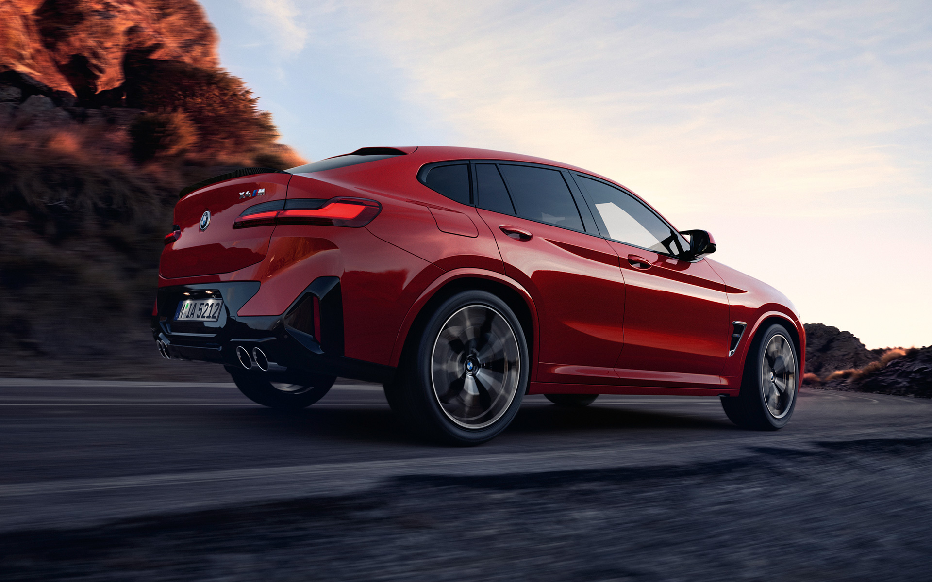 مشهد جانبي من الزاوية الخلفية للسيارة BMW X4 M F98 LCI Facelift 2021  بلون أحمر معدني تورنتو