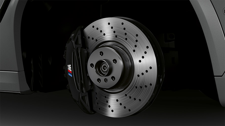 نظام الكبح المُرَكَّب M Compound باللون الأحمر الشديد اللمعان في السيارة BMW X6 M Competition F96 2023 