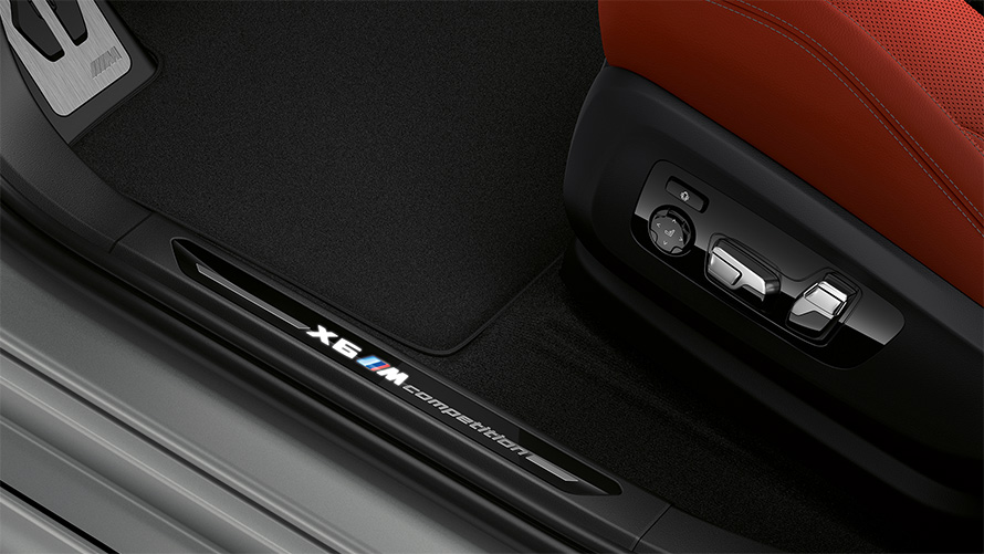 عتبات الدخول المضيئة بالسيارة BMW X6 M Competition F96 2023