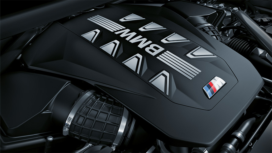 لقطة مُقَرَّبة لمحرك السيارة BMW X6 M60i xDrive G06 MP