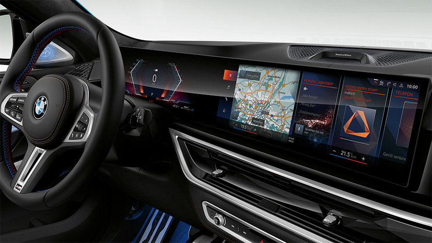 لقطة مُقَرَّبة لقُمرة القيادة في السيارة BMW X6 M60i xDrive G06 MP 