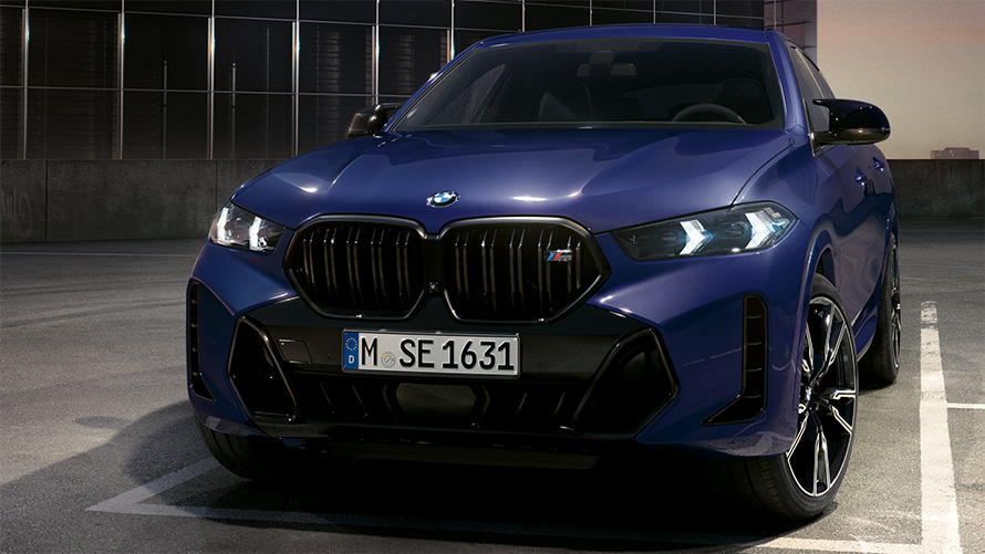 لقطة مُقَرَّبة للمصابيح الأمامية في السيارة BMW X6 M60i xDrive G06 MP 