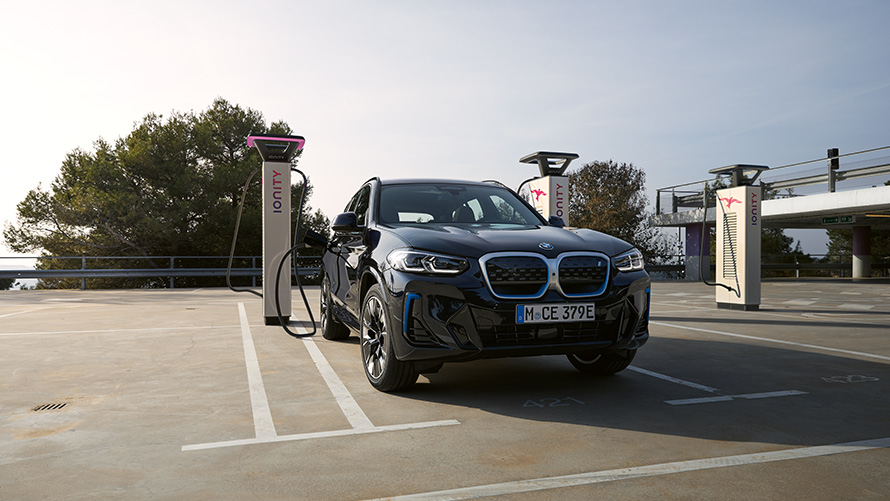 BMW Special Sales Sustainability Hub Environment BMW Charging BMW vehicle standing at charging station 