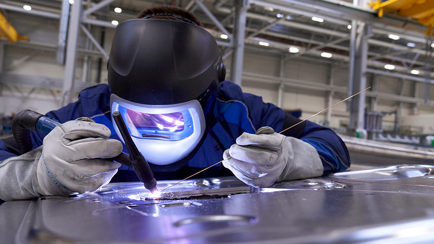 BMW Special Sales Sustainability Hub Social Employee conditions Person welding in protective clothing 