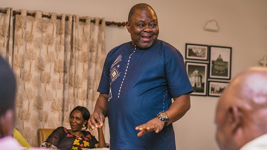 BMW Special Sales Sustainability Hub Social Intercultural communication dark-skinned man with blue clothes in group of people 