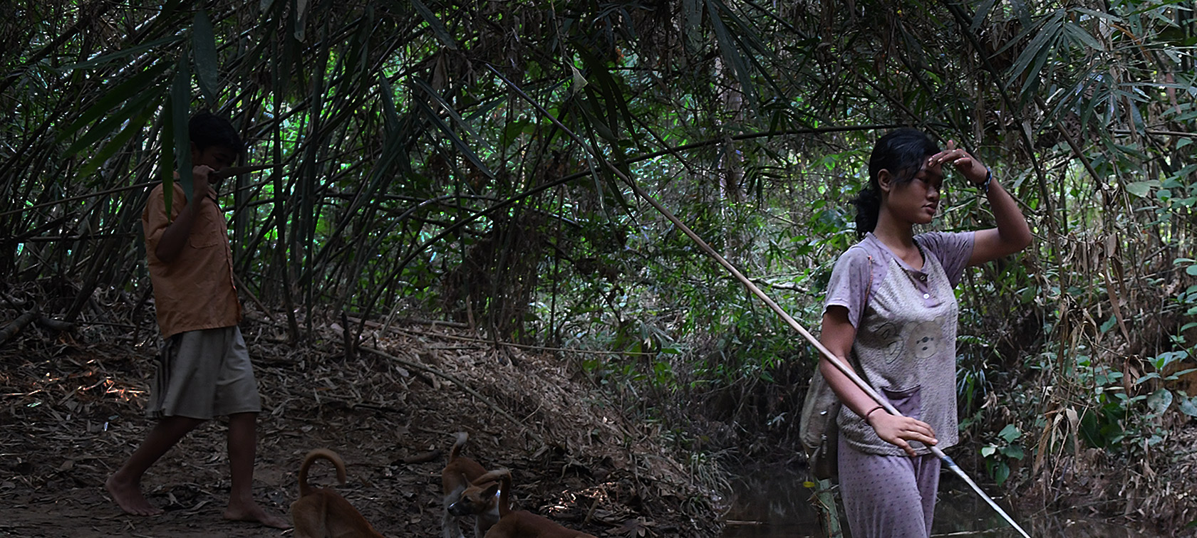 BMW Special Sales Sustainability Hub Social Two people with three dogs in river bed 