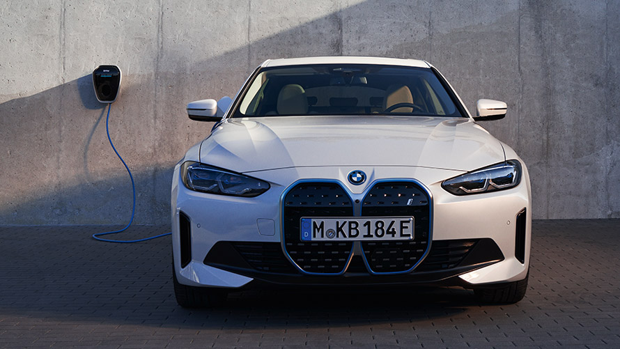 منظر أمامي لشحن سيارة BMW i4 G26 2021 في محطة الشحن الجدارية BMW Wallbox