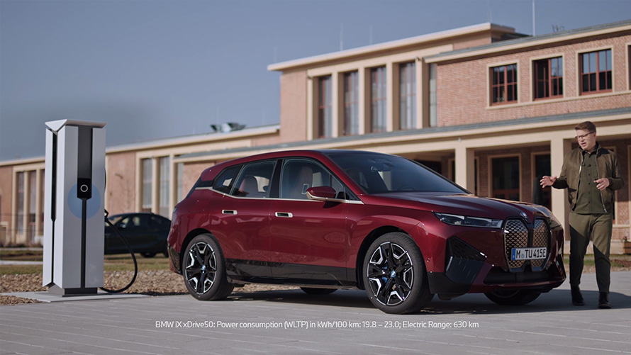 فيديو توضيحي للسيارة الكهربائية  BMW iX أثناء الشحن في محطة عامة للشحن باستخدام حلول الشحن BMW Charging 