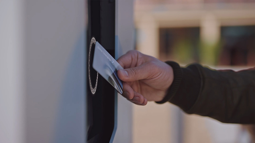 فيديو توضيحي للسيارة الكهربائية  BMW iX أثناء الشحن في محطة عامة للشحن باستخدام حلول الشحن BMW Charging ومحطات الشحن العالية القدرة