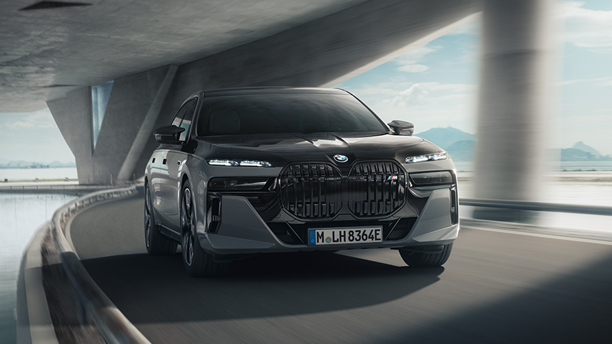 قيادة سيارة BMW على جسر