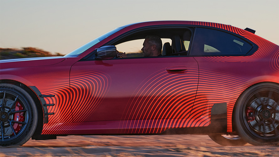 ملحقات وقطع BMW M Performance Parts، طقم تمديد العتبات الجانبية M Performance، في السيارة BMW M2 Coupé G87 2023، المصنوع من ألياف كربونية في الجانب الأيسر