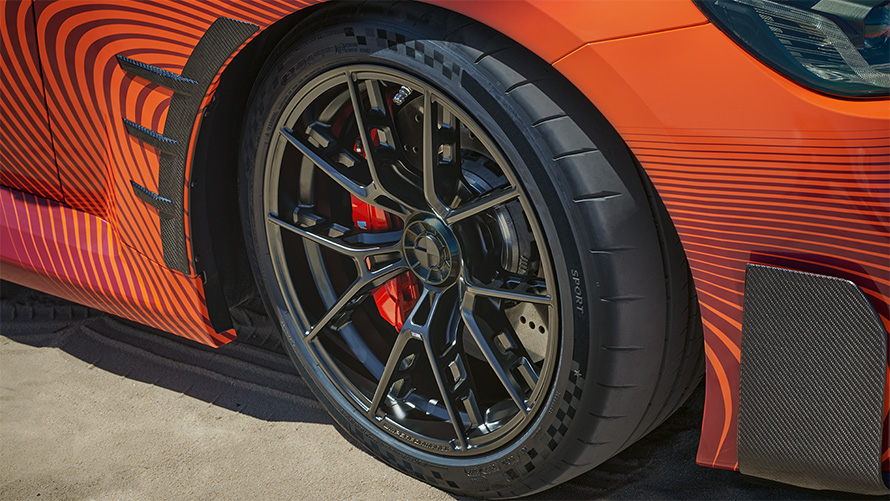 ملحقات وقطع BMW M Performance Parts، طقم عجلات كامل مخصص لفصل الصيف M Performance مقاس 19 بوصة/ 20 بوصة، بأضلاع على شكل حرف Y وتصميم 963 M، ذات قفل مركزي تم إنتاجها بالطَّرْق، باللون الأسود الحالك غير اللامع، في السيارة BMW M2 Coupé G87 2023