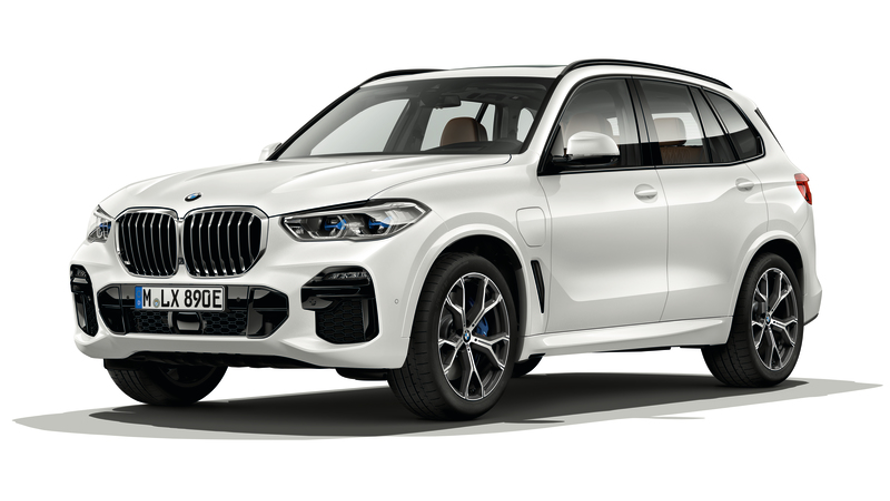 منظر جانبي للسيارة الكهربائية القابلة للشحن الخارجي BMW X5 G05 بلونها الأبيض المعدني