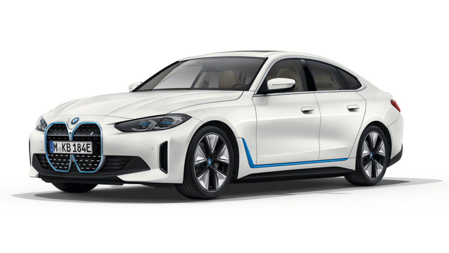 منظر جانبي للسيارة BMW i4 eDrive40 G26 2021 بلونها الأبيض المعدني 